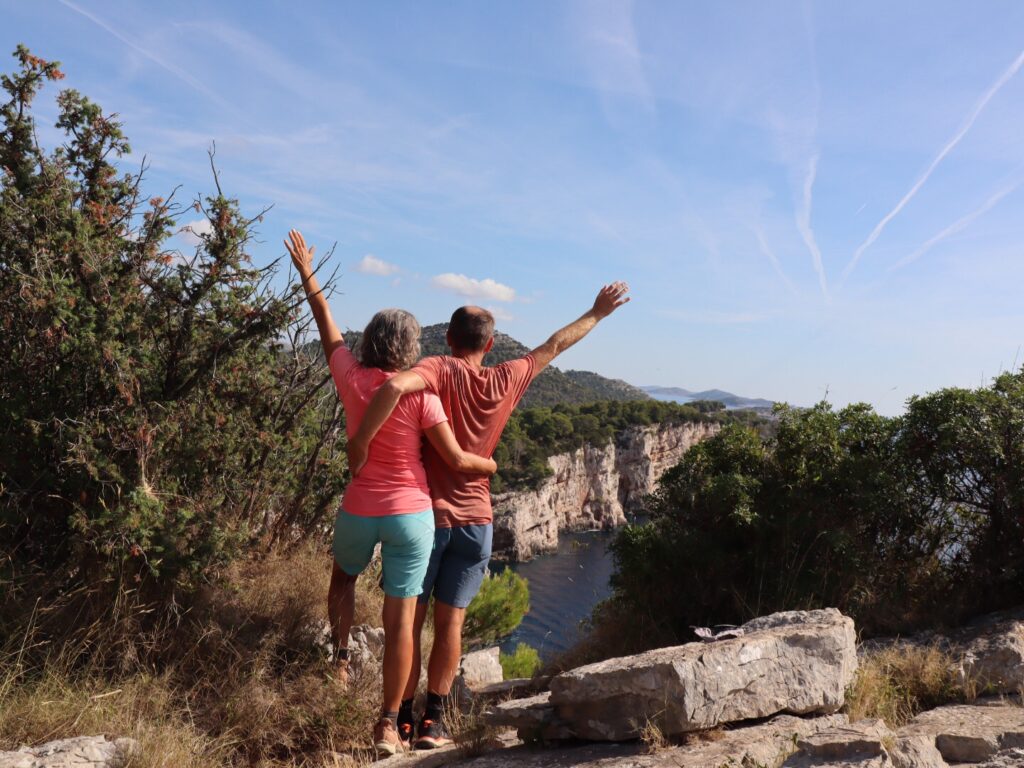 Aus-gewandert: viele Blicke zurück und einer vorwärts Oktober 2021 ganz nach dem Motto ‚Es ist nie zu spät für eine glückliche Kindheit‘